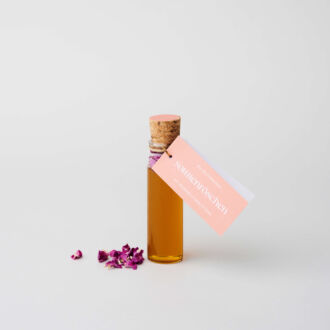 Blütenhonig mit Rosenblütenblättern
